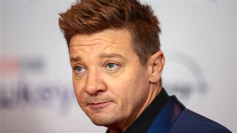 did jeremy renner lose his leg|Jeremy Renner shares snowplow accident recovery。